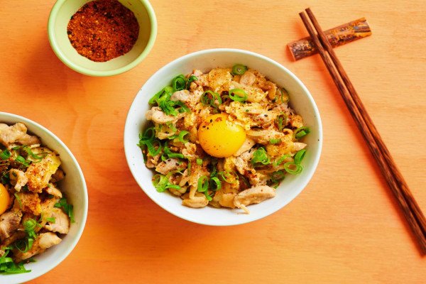 Oyakodon (Japanese Chicken and Egg Rice Bowl)