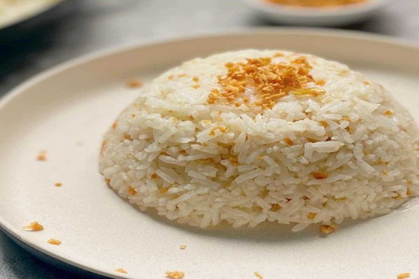 Filipino Coconut Garlic Fried Rice (Sinangag)