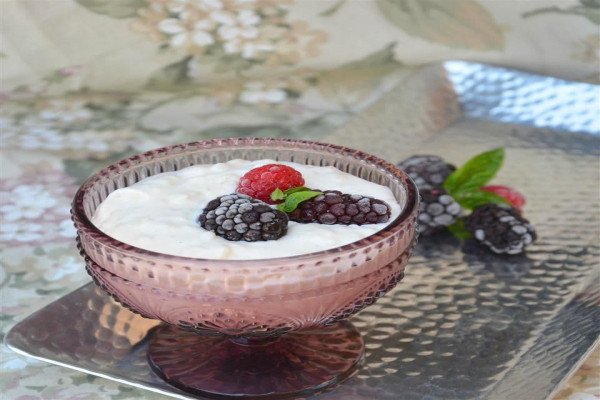 Kalter Milchreis mit Brombeeren (Cold Rice Pudding with Blackberries)